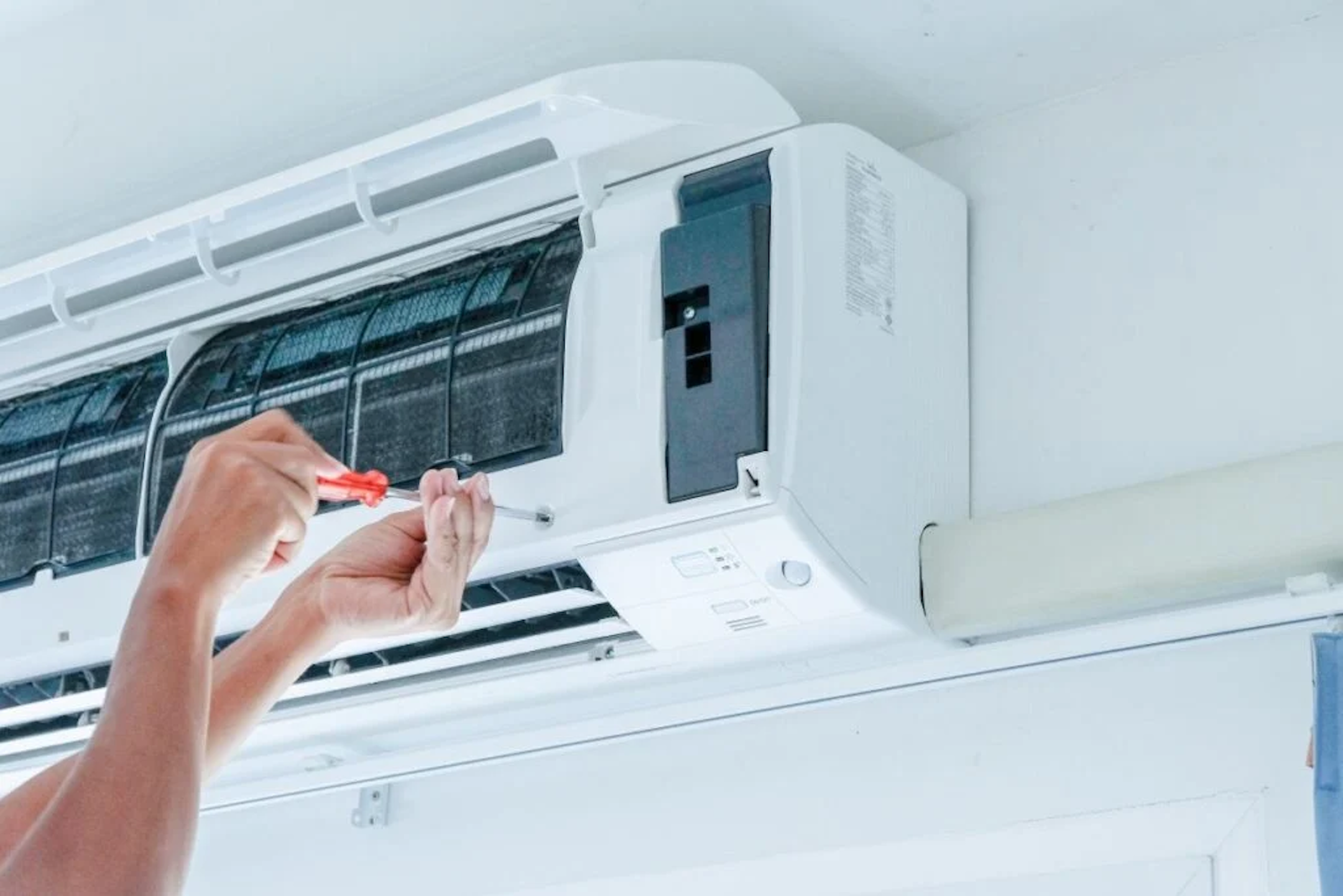 Air-conditioner-repairing-by-technician