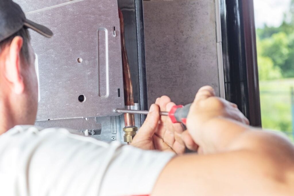 The-master-sets-up-a-gas-boiler